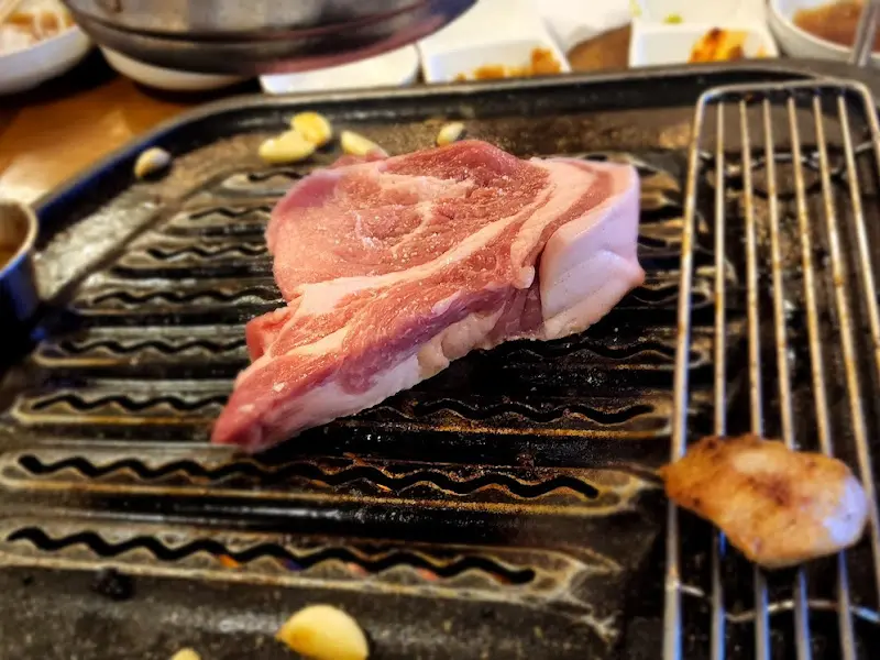 노릇하게 구워진 삼겹살