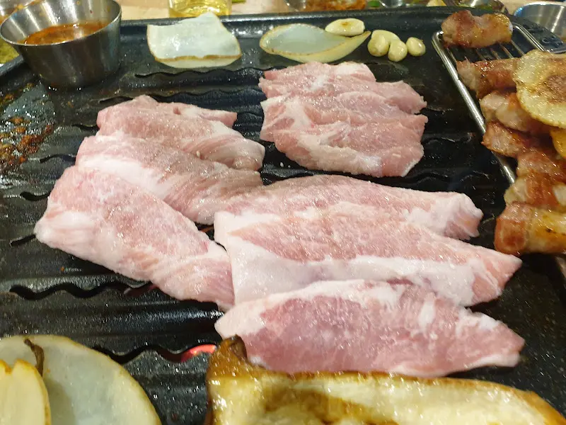 불판 위의 삼겹살과 감자