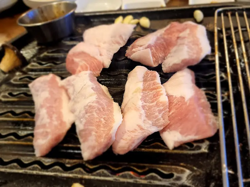 불판 위의 삼겹살