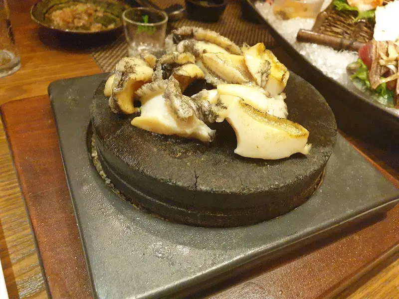 돌판에 구워진 전복