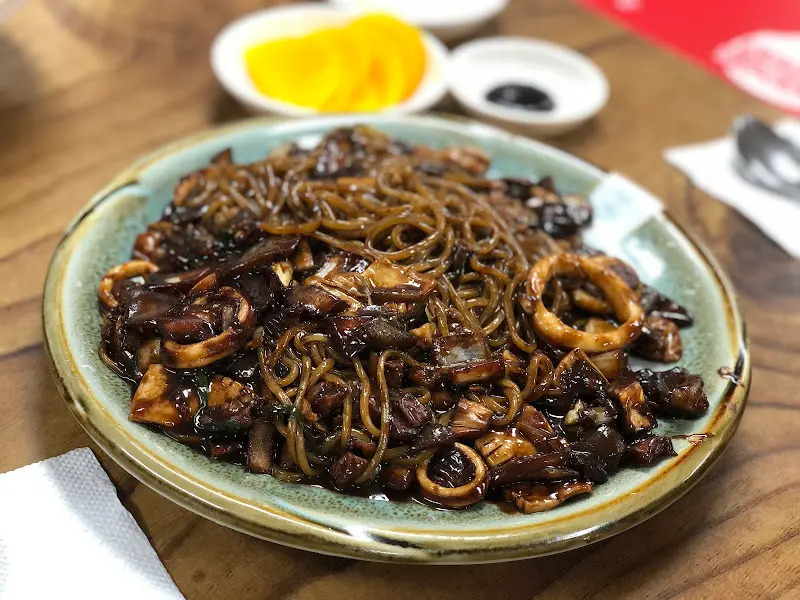 윤기 좔좔 흐르는 간짜장의 자태