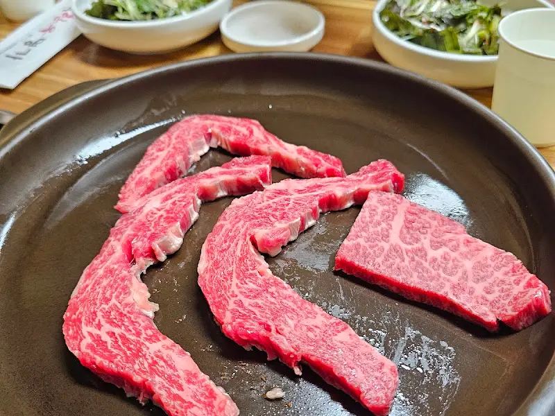 돌판 위에 구워지는 한우