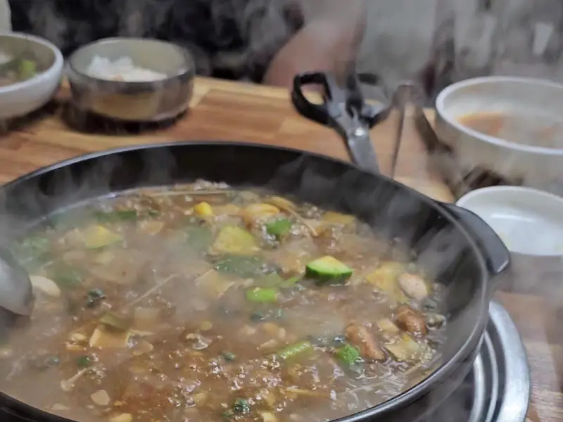 불판 위에 끓여 먹는 된장찌개