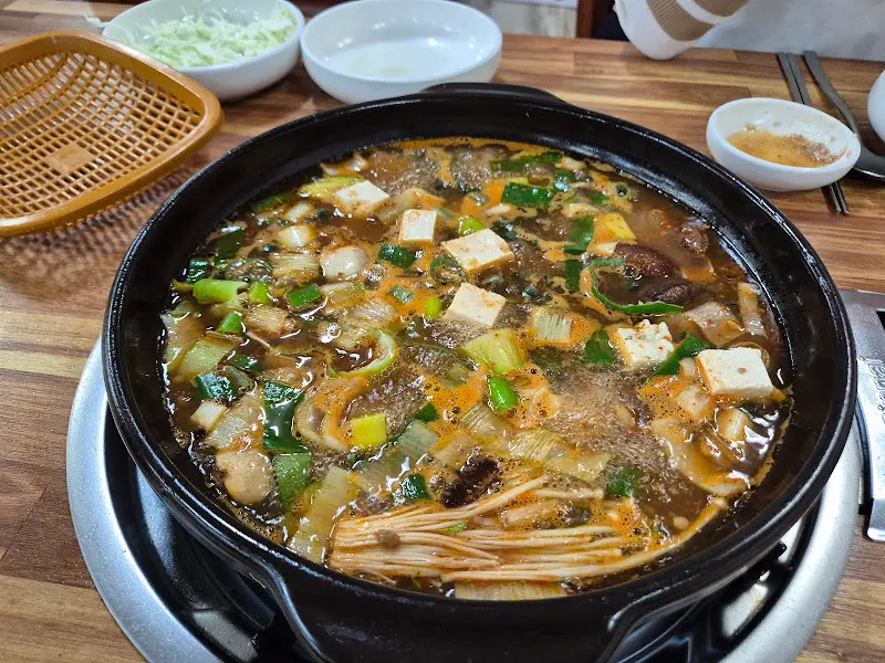 다슬기가 듬뿍 들어간 된장찌개