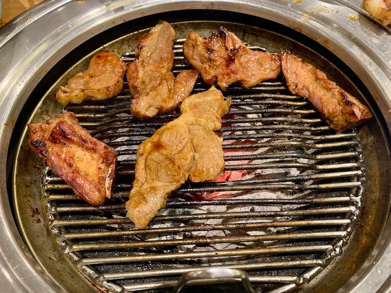 돼지갈비 굽는 모습