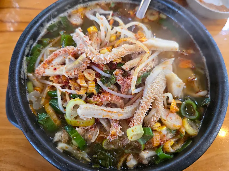 푸짐한 건더기가 인상적인 해장국