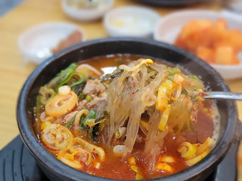 해장국에 밥 말아서 깍두기 얹어 한 입!