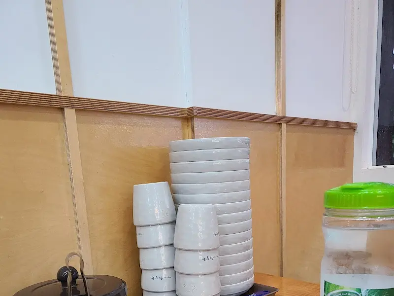 정갈하게 쌓여있는 식기류