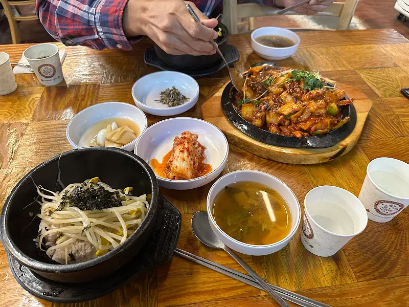 온밥 비벼 먹는 모습