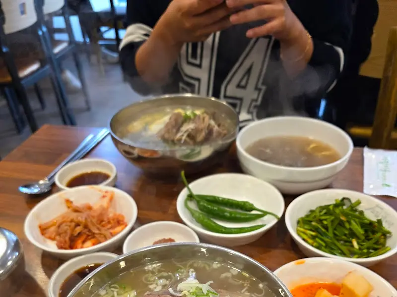 테이블 가득 차려진 갈비탕 한 상