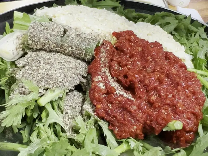 감자탕에 쑥갓과 콩이 푸짐하게 올라간 모습