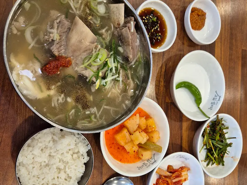 갈비탕과 다양한 곁들임 반찬들