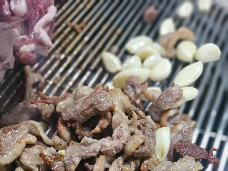 숯불 위에서 구워지는 오리고기