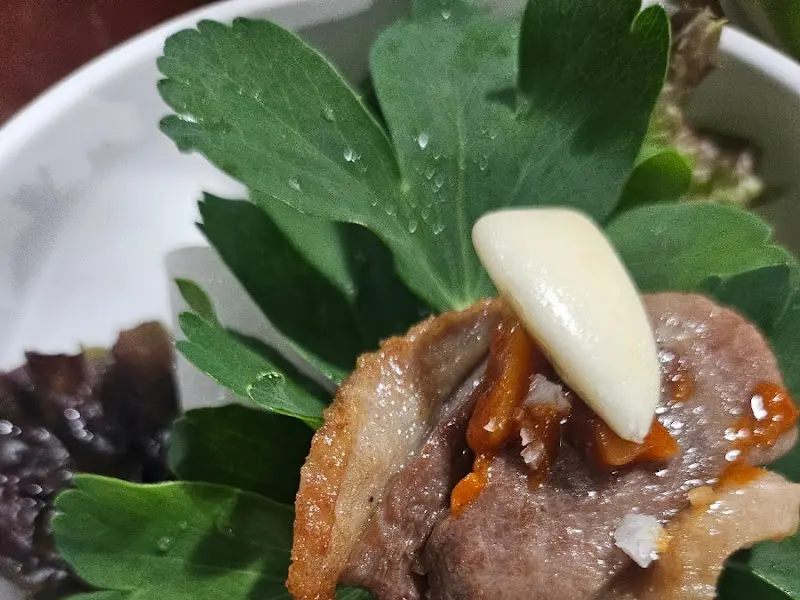 신선한 쌈채소와 오리고기의 환상적인 조합