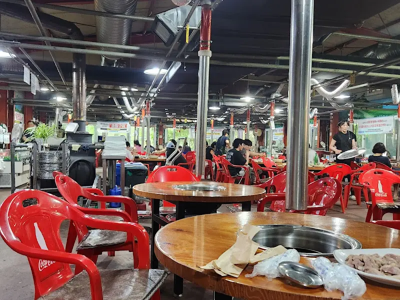 넓은 홀에서 편안하게 식사를 즐길 수 있는 칠보농원 내부