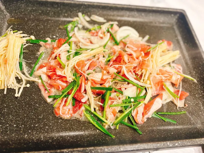 불판 위에서 지글지글 익어가는 오리불고기