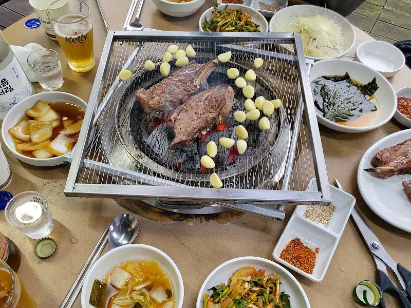 숯불 위에서 익어가는 삼각갈비