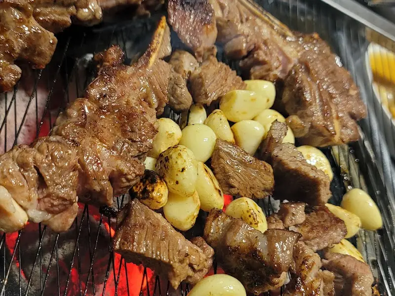 숯불 위에서 구워지는 양갈비와 마늘