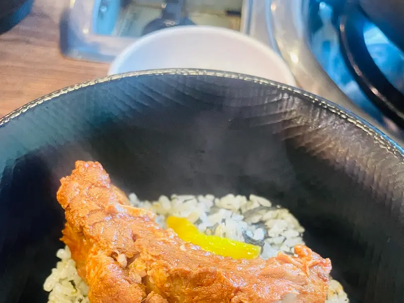 곤드레밥 위에 등갈비 한 점