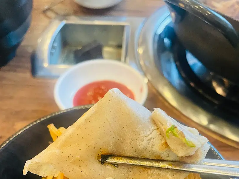 메밀전에 등갈비를 싸서 한 입