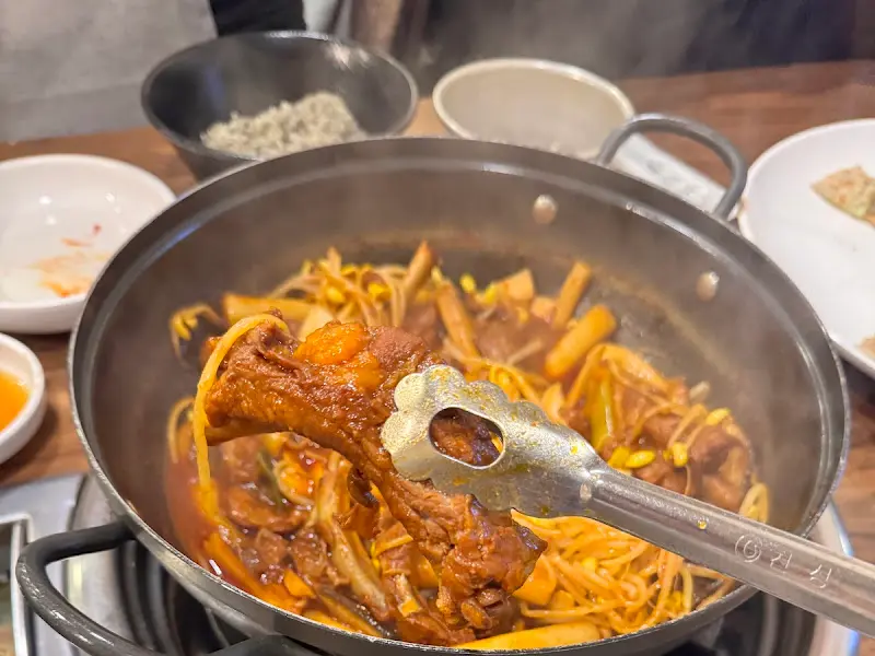 맛있게 익어가는 등갈비찜