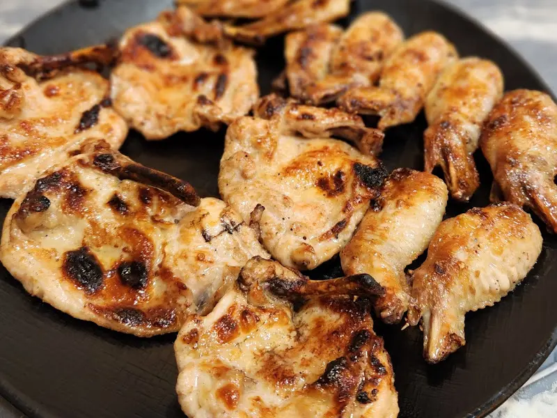 노릇노릇하게 구워진 닭어깨봉