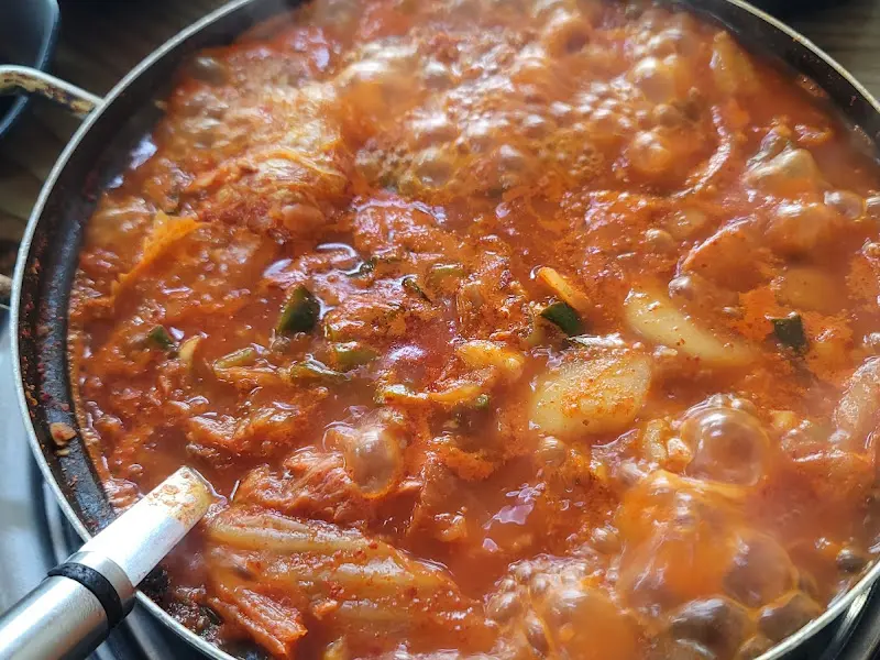 김치가 듬뿍 들어간 부대찌개의 클로즈업 샷