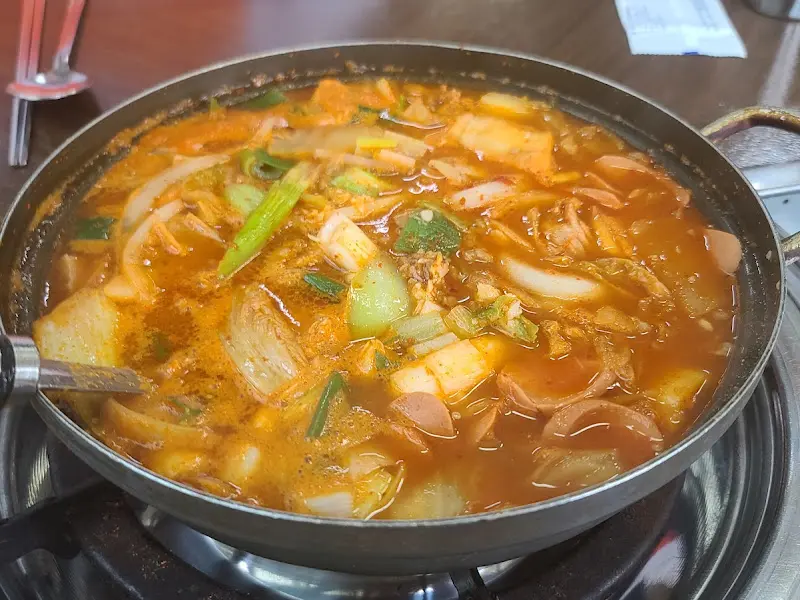 다양한 재료가 듬뿍 들어간 부대찌개의 모습