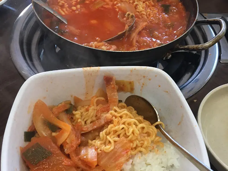 라면 사리가 추가된 부대찌개의 푸짐한 모습