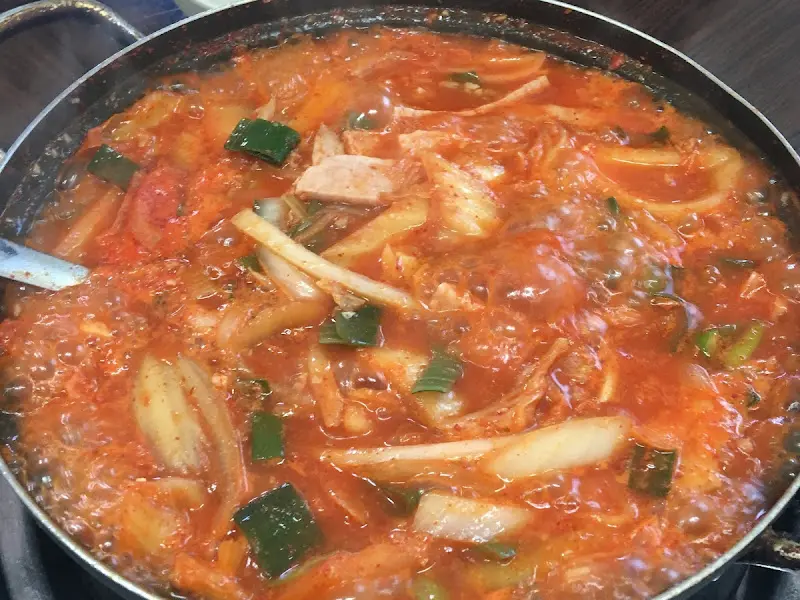 김치, 햄, 야채가 어우러진 부대찌개의 먹음직스러운 모습