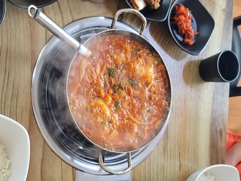따뜻한 국물이 일품인 부대찌개의 전체적인 모습
