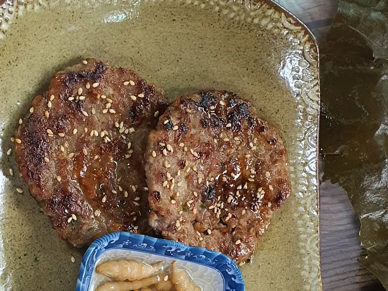 연잎쌈밥정식에 나오는 떡갈비