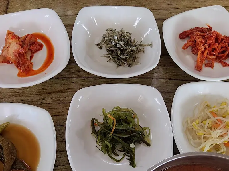 정갈하게 담겨 나온 밑반찬들