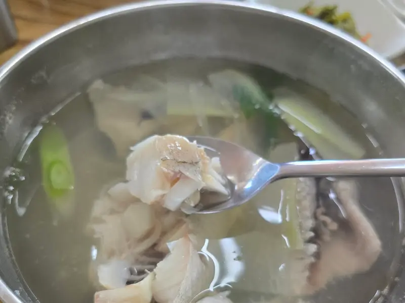 숟가락 가득 퍼올린 대구 살