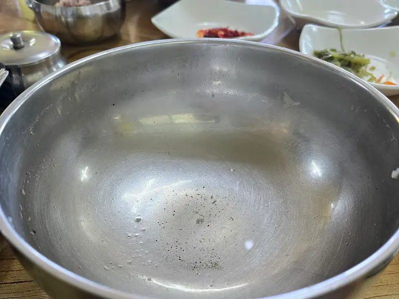 깔끔하게 비워낸 뚝배기