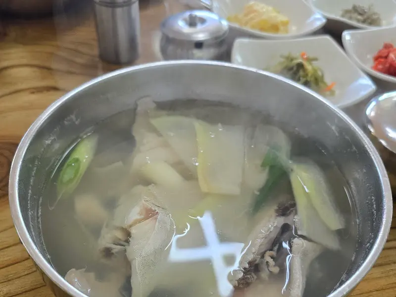 맑은 탕에 담긴 대구