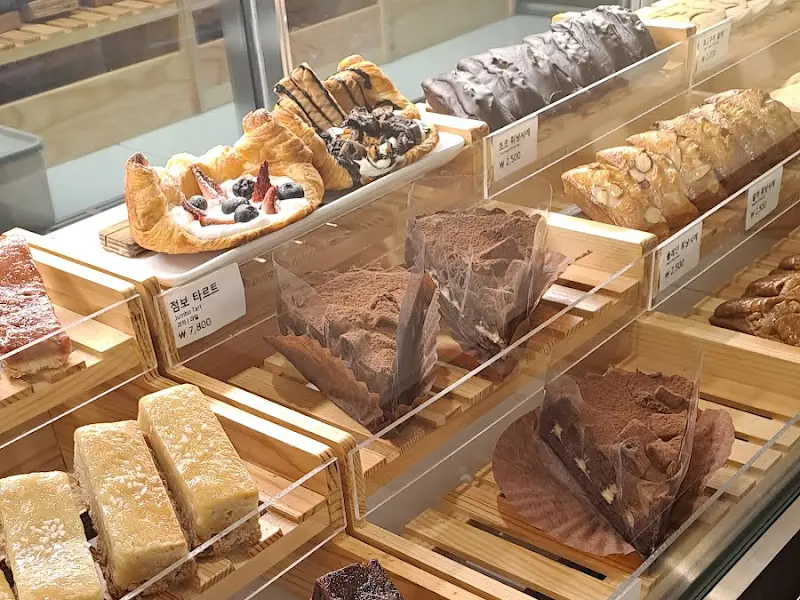 쇼케이스 안의 빵들