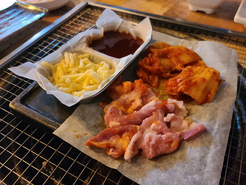 초돈숯불구이 삼겹살, 목살, 김치