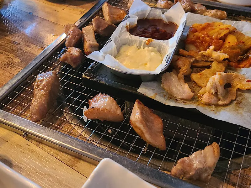 초돈숯불구이 구워진 고기