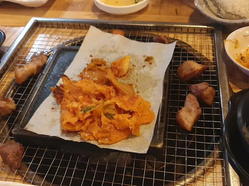 초돈숯불구이 김치전과 고기