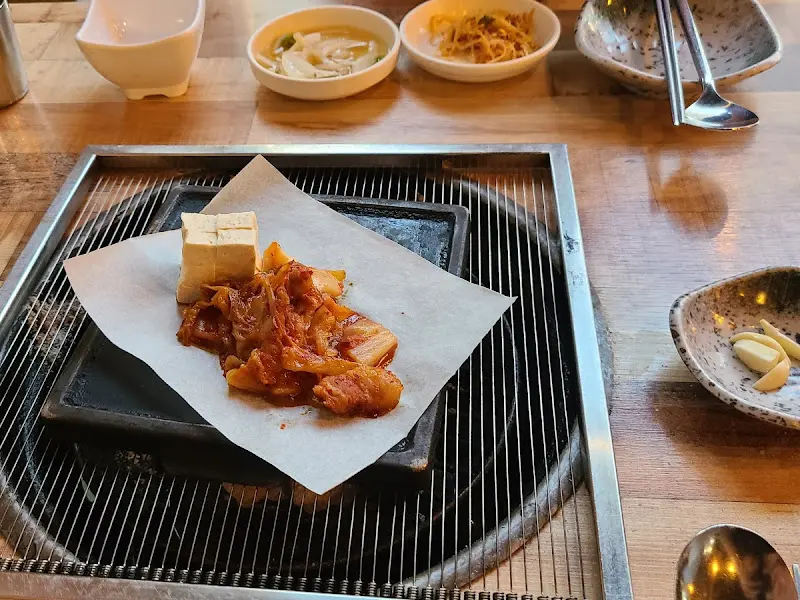 초돈숯불구이 밑반찬과 개인 양념