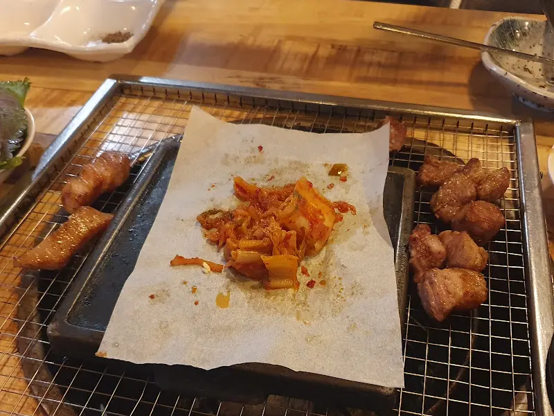 초돈숯불구이 고기와 김치