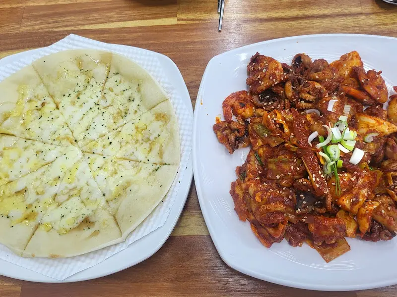 쭈꾸미볶음과 고르곤졸라 피자