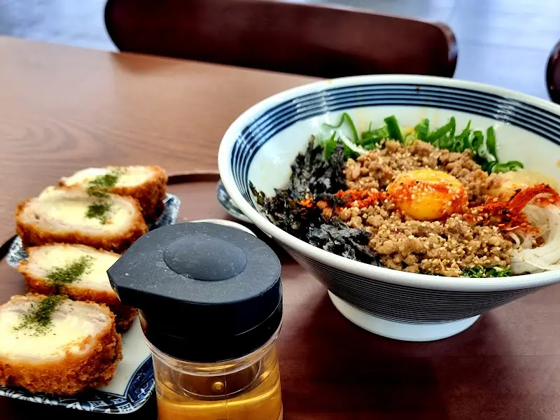 다양한 메뉴를 한 상에서 즐길 수 있는 면식당