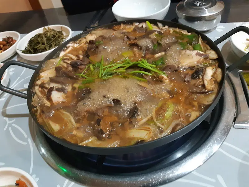 능이버섯전골이 끓고 있는 모습