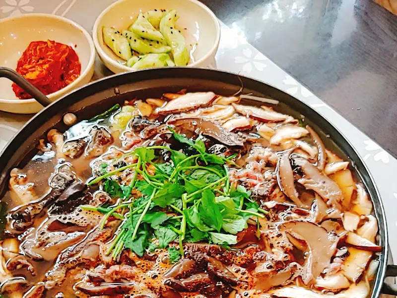 능이버섯전골의 클로즈업 샷