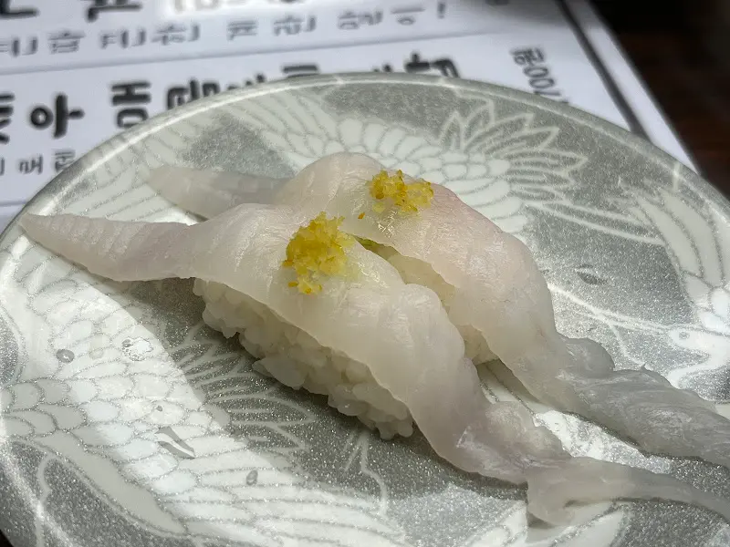 윤기 좔좔 흐르는 광어 초밥