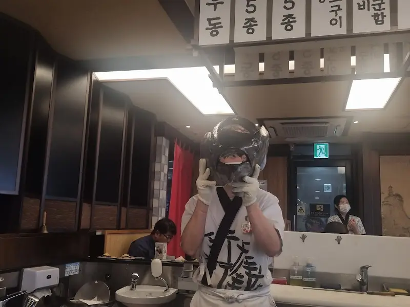 스시 만드는 셰프의 모습