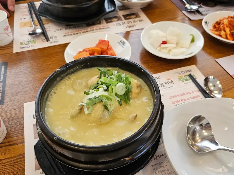 뚝배기 가득 담긴 삼계탕