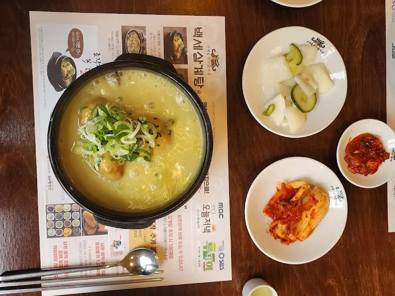 한 상 가득 차려진 모습